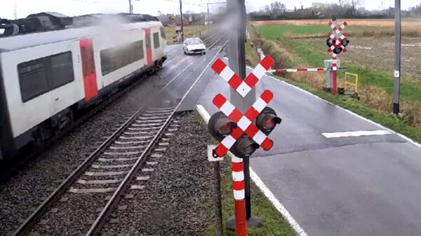 Belg rijdt over gesloten spoorwegovergang en wordt net niet geraakt door trein