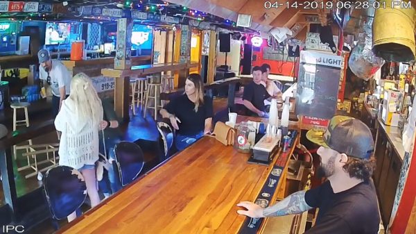 Ladderzatte Lotje weet in de bar weer alle aandacht op te eisen