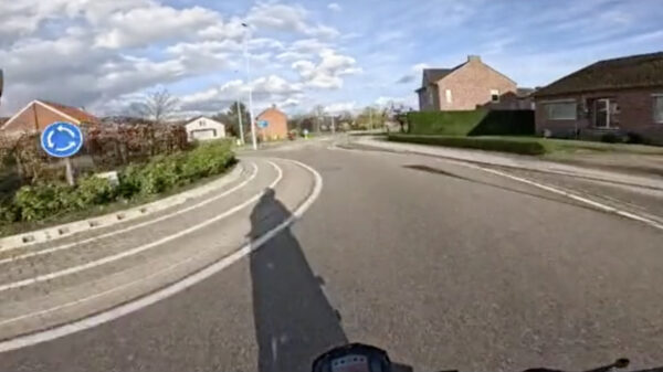 Motorrijder gaat rechtdoor over de rotonde en parkeer hem bij Maastricht in de heg