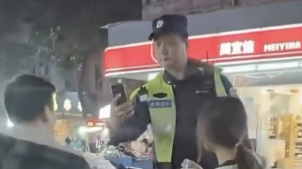 Chinese politie maakt foto's van burgers om ze door een database te trekken