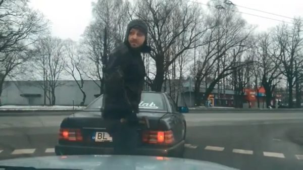 Ongeduldige automobilist krijgt een enkeltje Carglass van de man met de hamer