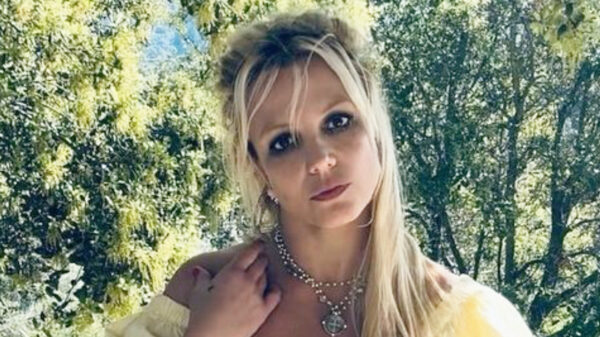 Britney laat haar nieuwe jurkje zien met een bijzonder ongemakkelijk dansje