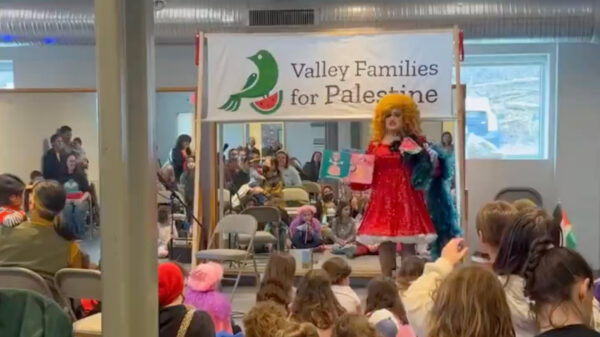 Amerikaanse drag queen laat een ruimte met kleine kinderen pro-Palestijnse leuzen roepen