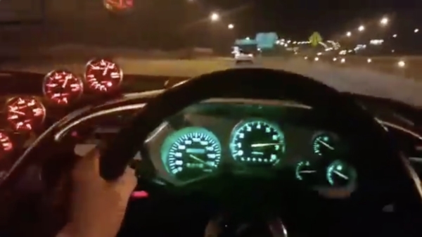 700pk tellende Toyota Supra slalomt op de snelweg tussen het verkeer door