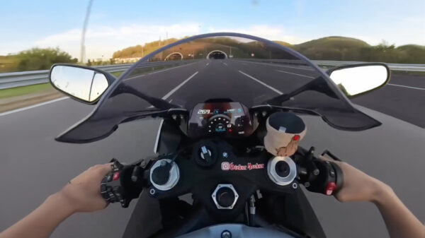 Motorrijder knalt met een snelheid van meer dan 300 km/u door een tunnel