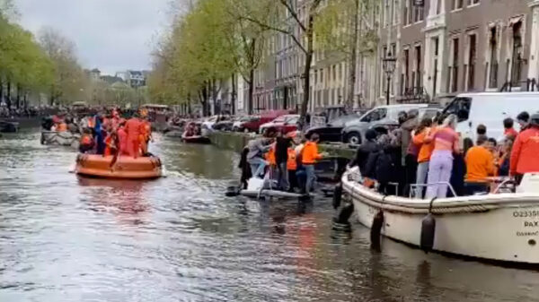 Bootje met veel te veel mensen zinkt in de Herengracht tijdens Koningsdag