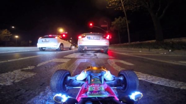 Met een afstandbestuurbare auto door het verkeer van Istanboel knallen
