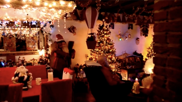 De Limburgse Bruno en Riny hebben hun huis verbouwd tot 't Zjwamer kersthoes