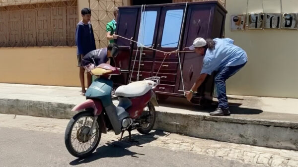 Ondertussen in Brazilië: een kledingkast vervoer je gewoon met je scooter