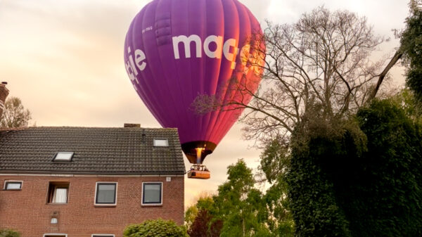 Luchtballon maakt noodlanding in Heerhugowaard en vliegt dwars door bomen