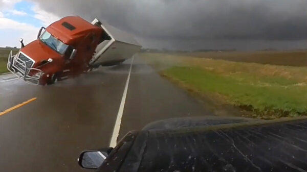 Vrachtwagen waait om en klapt hard tegen automobilist dankzij tornado in Nebraska