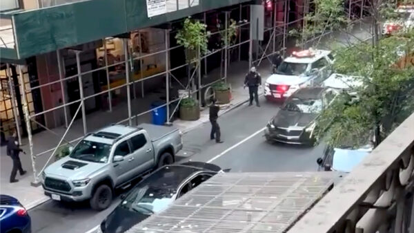 Idioot in New York rijdt dwars door een terras als 'ie voor de politie op vlucht slaat