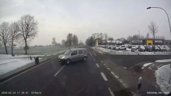 Duitser is behoorlijk levensmoe en schiet net voor een vrachtwagen de weg op