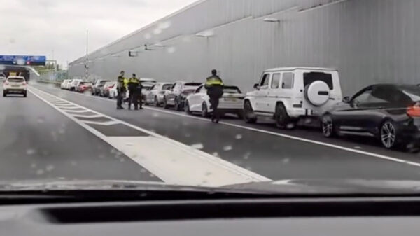 Politie zet complete trouwstoet aan de kant op de vluchtstrook van de A4