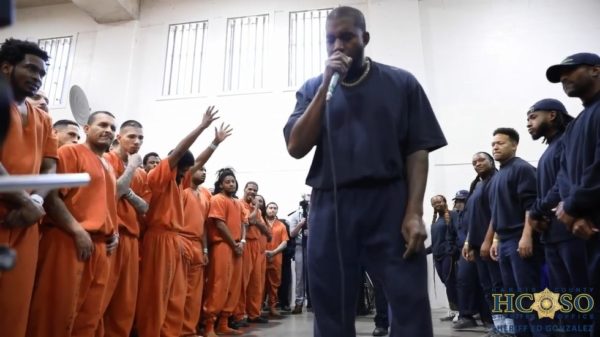 Kanye West en zijn Sunday Service koor brengen God naar de gevangenen in Texas