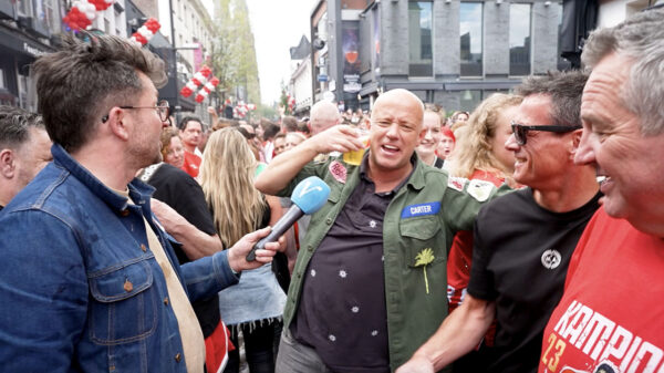 Dronken PSV-fan komt niet uit zijn woorden tijdens huldiging