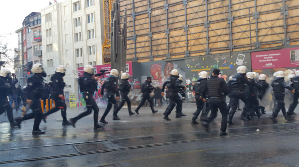 Demonstranten bezetten universiteitspand in Utrecht, politie grijpt in