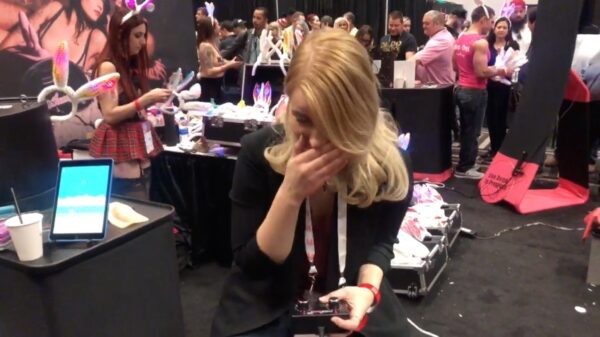 Podcaster Alice Vaughn geniet met volle teugen van deze trillende machine