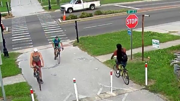 Fietser heeft niet de meest ideale manier om een crash te voorkomen