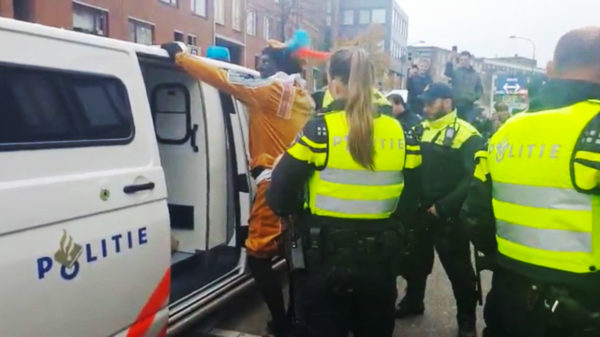 Gezelligheid bij de Sinterklaasintocht in Apeldoorn: Pegida-voorman Edwin Wagensveld opgepakt
