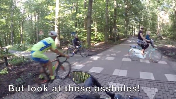 Groepje wielrenners doet niet aan voorrang en rijdt kind bijna ondersteboven