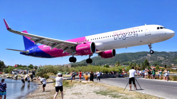 De Airbus A321neo van Wizz Air landt op de luchthaven van Skiathos