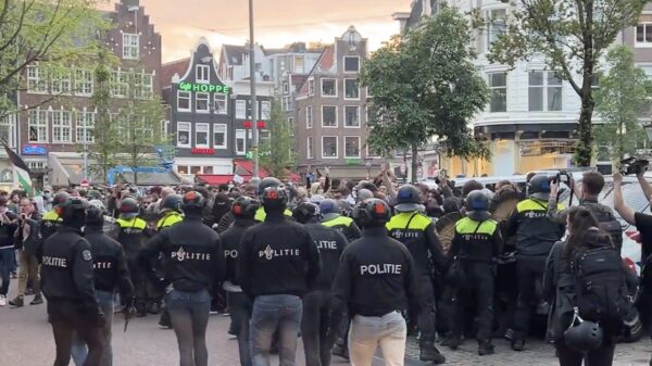 Terugkijken: Hoe de ME charges uitvoerde tegen de UvA-demonstranten in Amsterdam