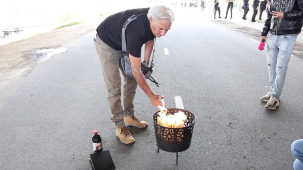 Video: Pegida-voorman Edwin Wagensveld verbrandt Koran in Arnhem