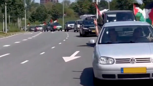 Stoet van auto's en scooters met Palestijnse vlaggen trok door Amsterdam