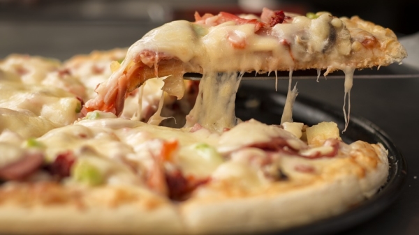 Radiopresentator neemt chagrijnige Schotse pizzeria-eigenaar heerlijk in de zeik