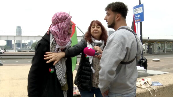 Verslaggever Aryan Parsa de huid volgescholden door pro-Palestijnse demonstrant