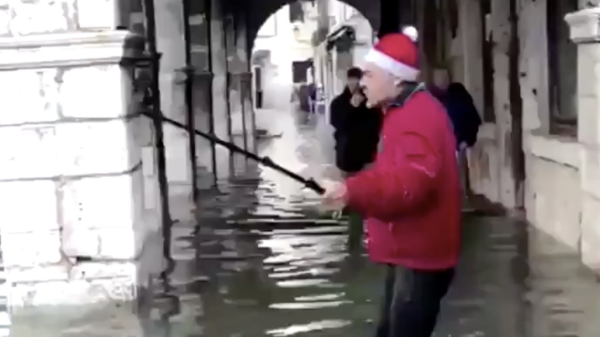 Selfiestick-toerist maakt historische foto van een overstroomd Venetië