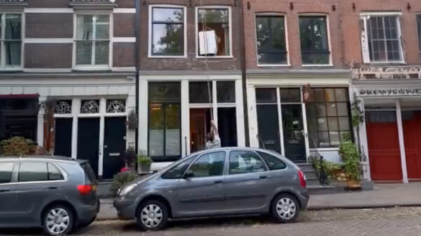 Buurman en Buurman verhuizen een wasmachine in Amsterdam