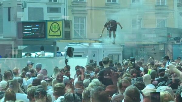 Supporter weet brand te blussen tijdens de viering van het Sturm Graz-kampioenschap