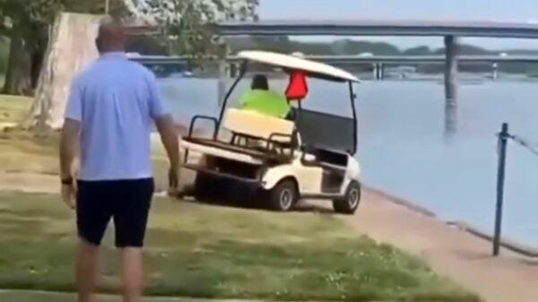 Buurman gebruikt golfkar om stenen gooiende man tegen te houden in Illinois