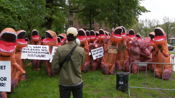 Meer dan 100 dinosaurussen vallen "dood neer" tijdens protest voor Tweede Kamer