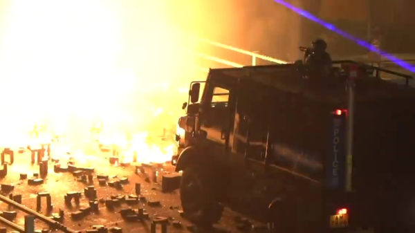 Brug naar universiteit Hongkong veranderde vannacht in een slagveld