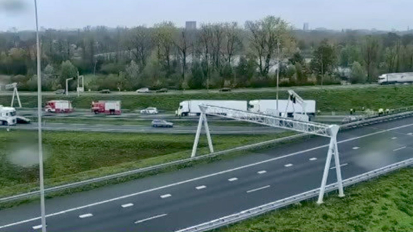 Dodelijk ongeval op de A2; automobilist raakt bekneld tussen 2 vrachtwagens