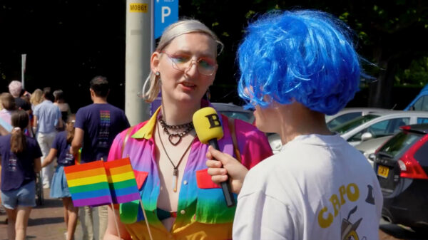 Deelneemster van de Pride mars haat het om in het Nederlands te praten