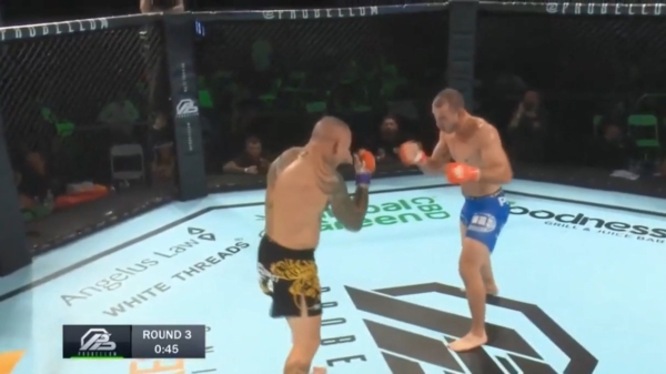 MMA'er Davey Gallon trapt tegenstander knock-out met een spectaculaire rolling-thunder-kick!