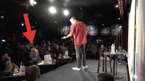 Als standup comedian Andrew Schulz een albino op de eerste rij ziet zitten