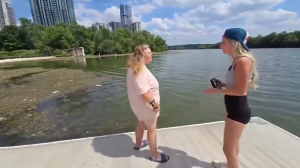 Streamer Natalie Reynolds daagt vrouw uit om voor $20 in een meer te springen