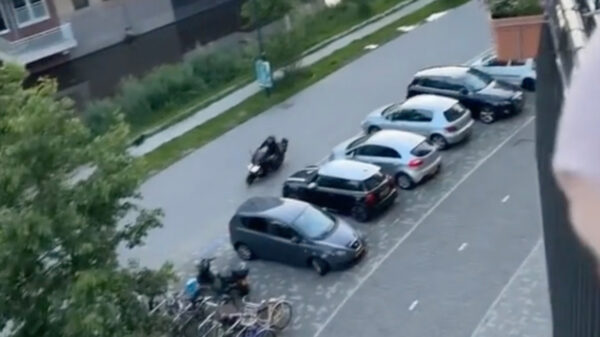 Politieagent zet achtervolging in op een TMAX sport scooter in Diemen-Zuid