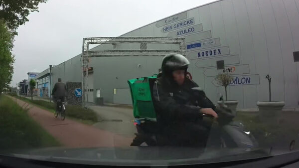 Automobilist ziet aanstormende scooter volledig over het hoofd