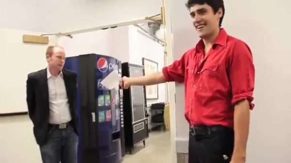 Klassiekertje: Joey neemt ontslag als een enorme eindbaas