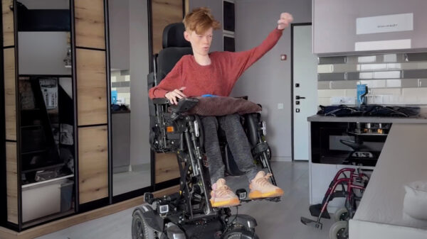 Lolbroek met een gezonde dosis zelfspot houdt een dikke rave in zijn rolstoel