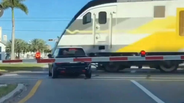Amerikaanse bestuurder rijdt in paniek tegen aanstormende trein aan