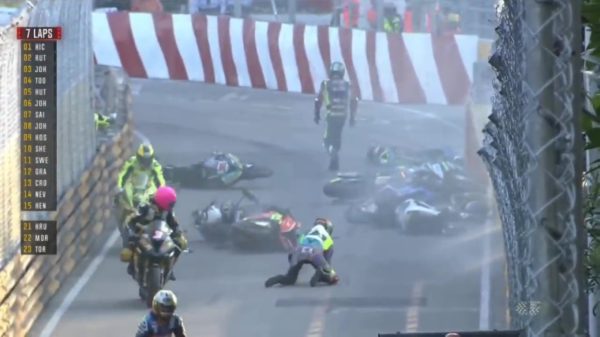 Superbikes lijken wel vallende dominostenen tijdens crash op Macau