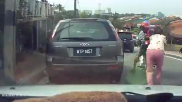 Ook al kost het me mijn gezicht, jij krijgt mijn handtasje niet