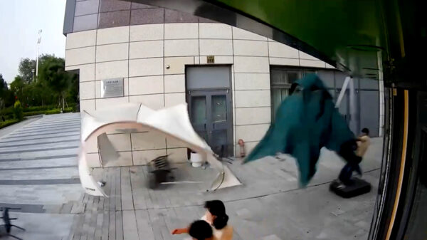 Dankzij een windvlaag in China kon deze medewerker windsurfen op een parasol